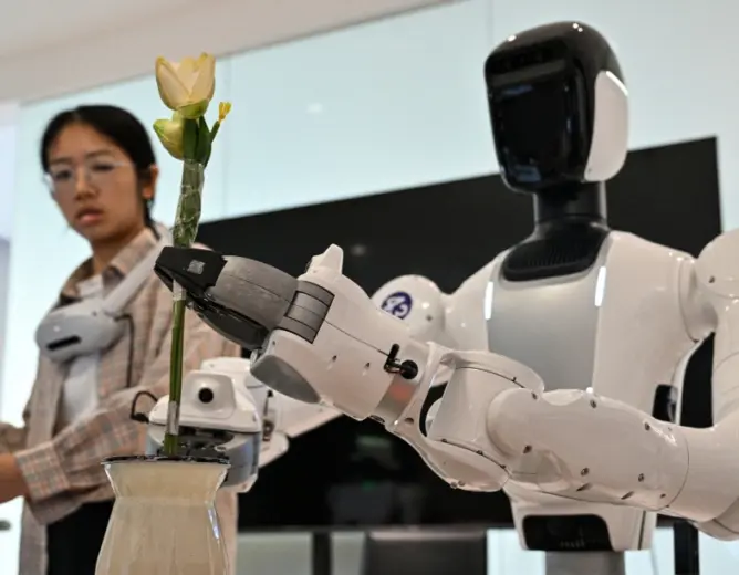 Dịch vụ dọn dẹp bằng con người kết hợp robot