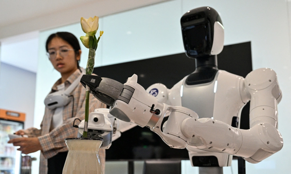 Dịch vụ dọn dẹp bằng con người kết hợp robot
